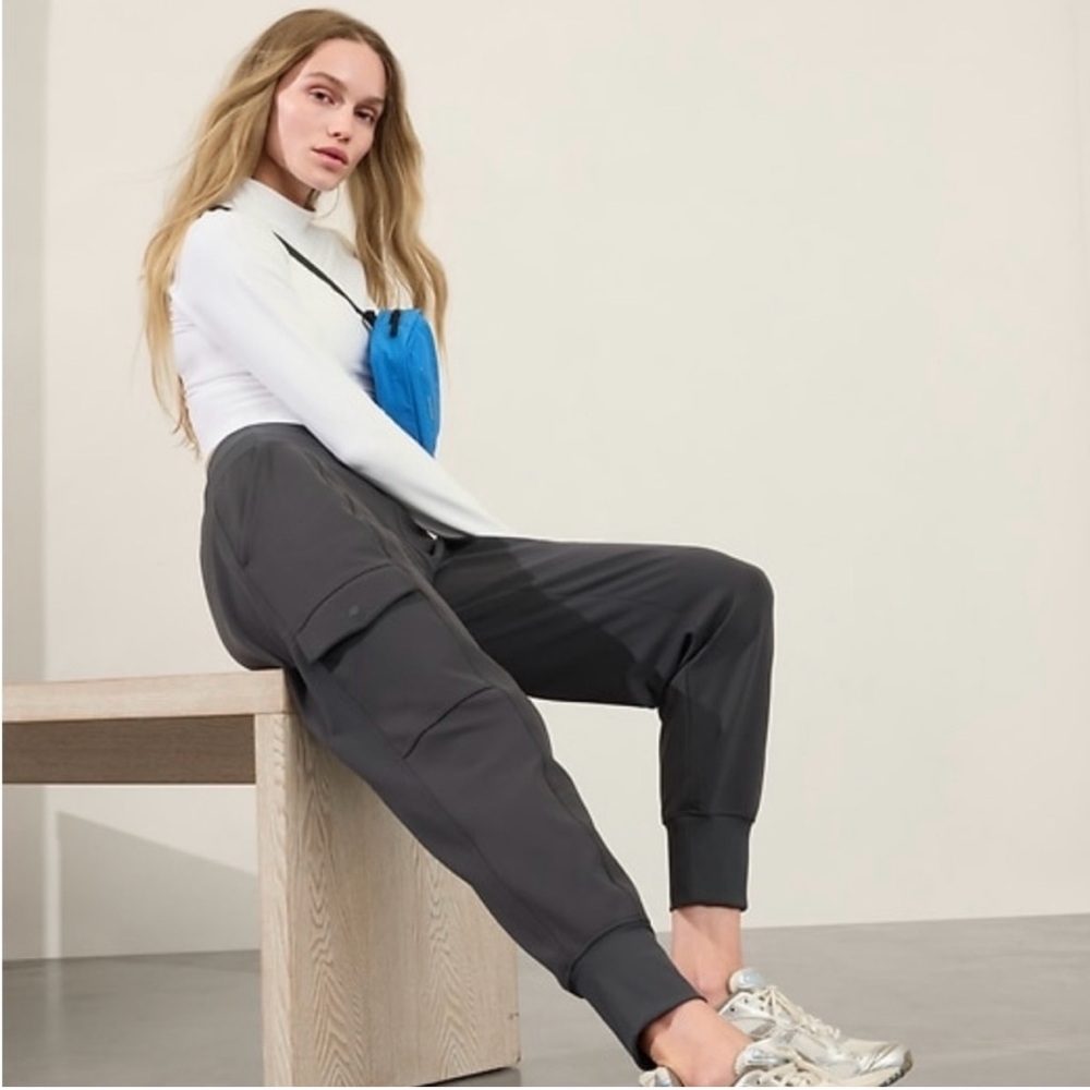 Athleta Venice High Rise Cargo Jogger - Small Petite.  Black Sand NWT *NEW*